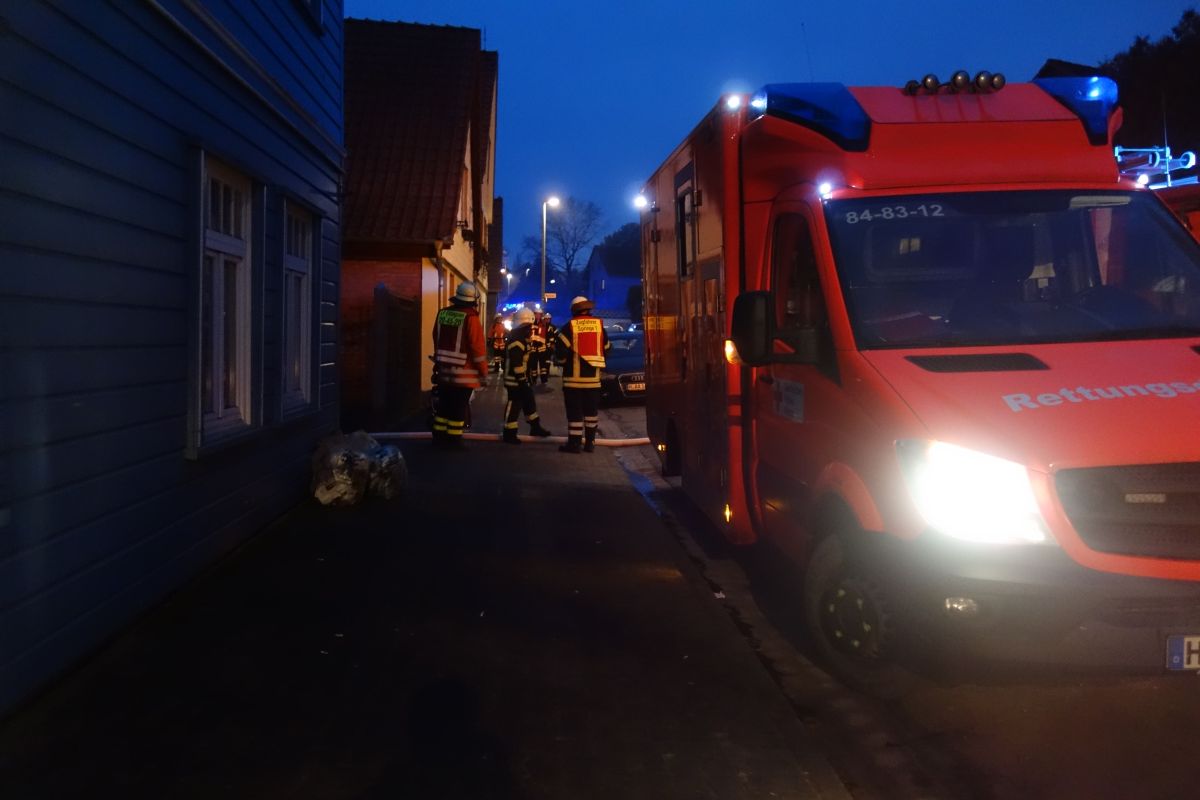 Mann in verrauchter Wohnung: Feuerwehr rettet über Drehleiter