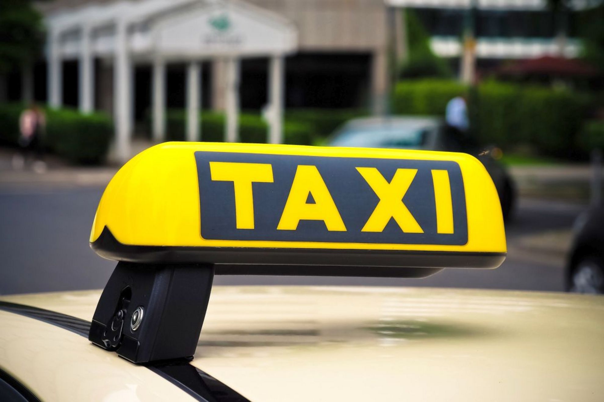 Leinetal Online News: 2.000 Aufkleber in Taxis sollen vor  Trickbetrug schützen